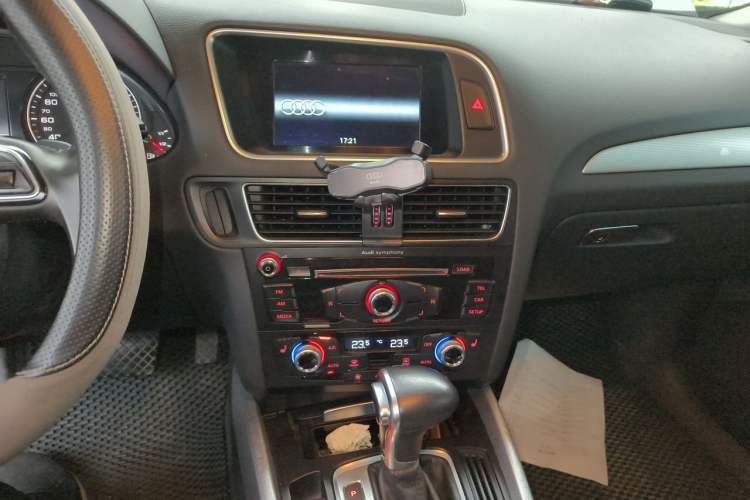 Used Audi Q5 2017 40 TFSI Technology Edition Audio And AC Panel