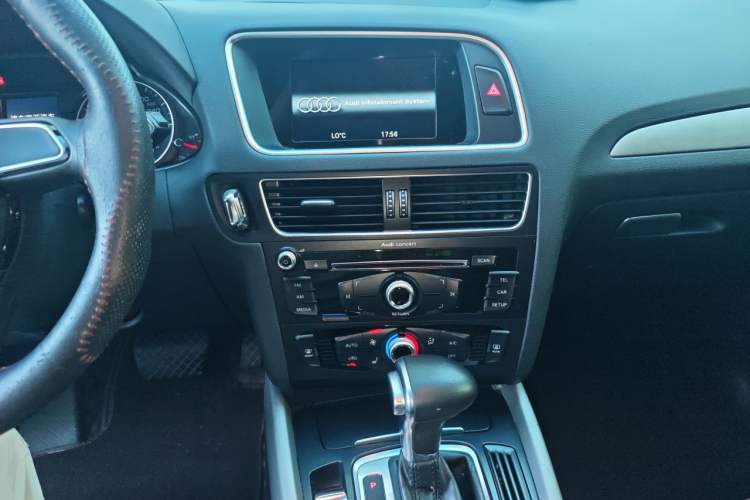 Used Audi Q5 2017 40 TFSI Ambition Edition Audio And AC Panel