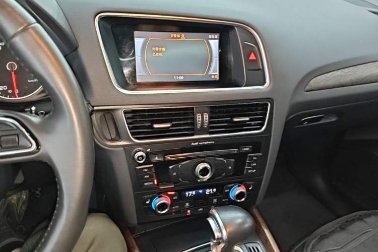 Used Audi Q5 2017 Plus 40 TFSI Technology Model Audio And AC Panel
