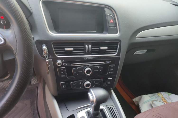 Used Audi Q5 2017 Plus 40 TFSI Ambition Model Audio And AC Panel