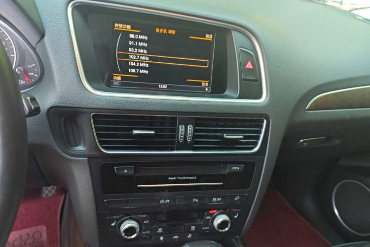 Used Audi Q5 2017 Plus 40 TFSI Comfort Model Audio And AC Panel