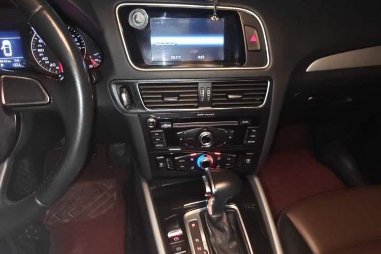 Used Audi Q5 2017 40 TFSI Ambition Edition Audio And AC Panel