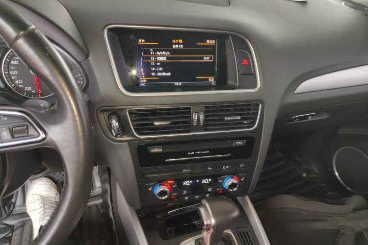 Used Audi Q5 2017 40 TFSI Dynamic Edition Audio And AC Panel