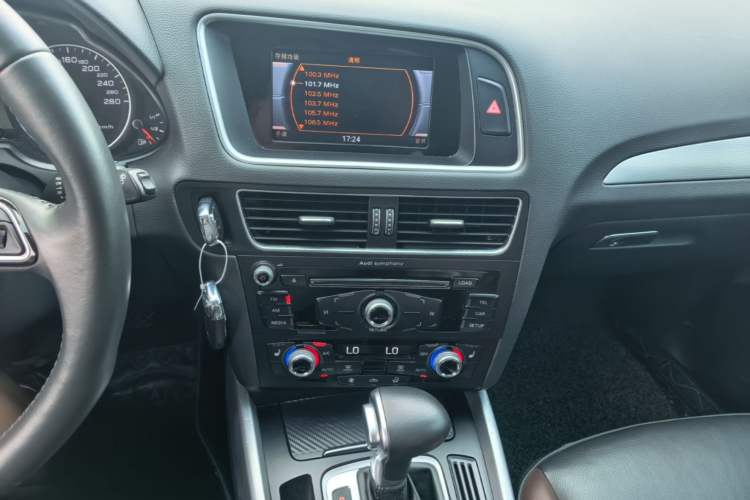 Used Audi Q5 2017 Plus 40 TFSI Technology Model Audio And AC Panel