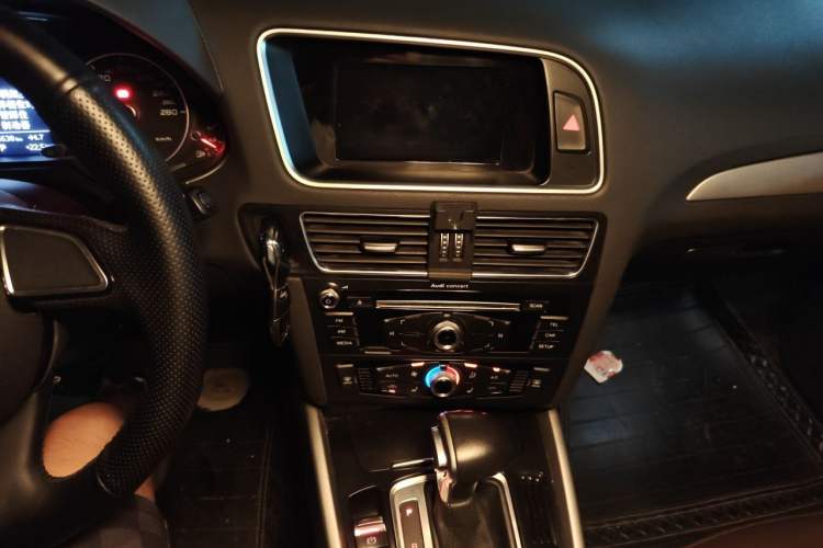 Used Audi Q5 2017 40 TFSI Ambition Edition Audio And AC Panel