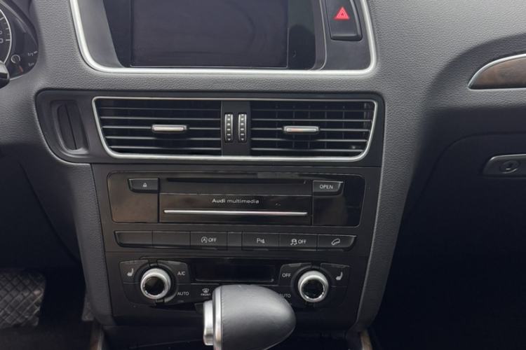Used Audi Q5 2017 Plus 40 TFSI Comfort Model Audio And AC Panel