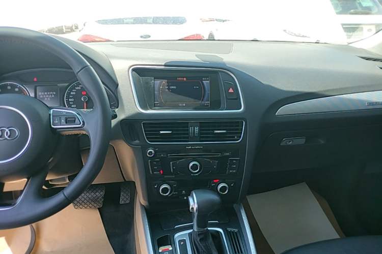 Used Audi Q5 2017 Plus 40 TFSI Technology Model Audio And AC Panel