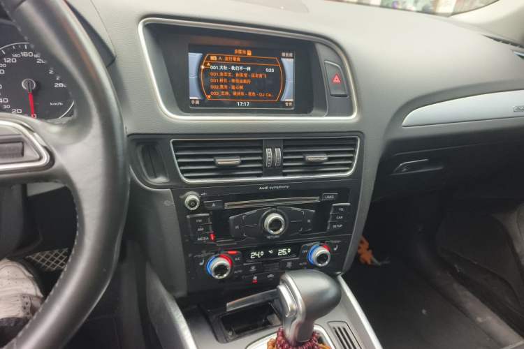 Used Audi Q5 2017 Plus 40 TFSI Technology Model Audio And AC Panel