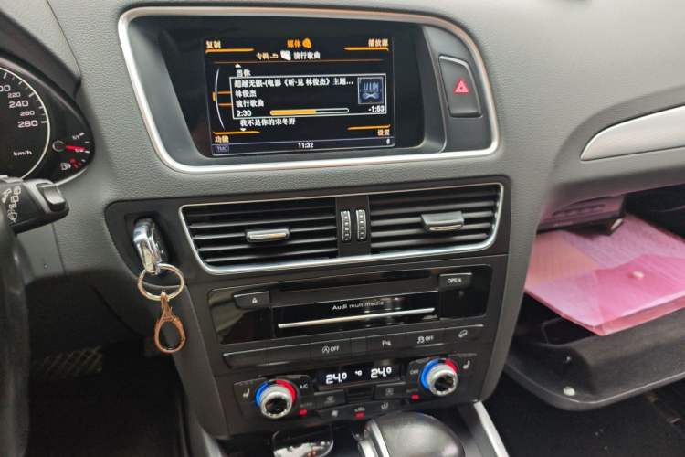 Used Audi Q5 2017 40 TFSI Dynamic Edition Audio And AC Panel