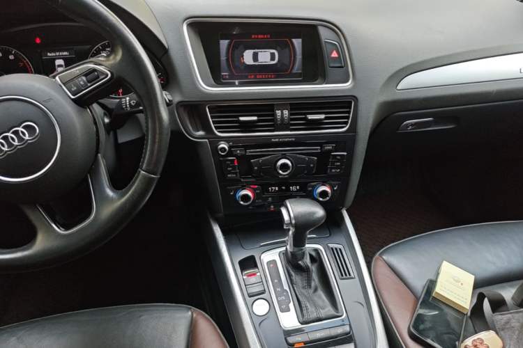Used Audi Q5 2017 40 TFSI Technology Edition Audio And AC Panel