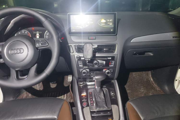 Used Audi Q5 2017 40 TFSI Technology Edition Audio And AC Panel