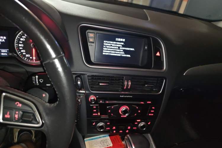 Used Audi Q5 2017 40 TFSI Technology Edition Audio And AC Panel