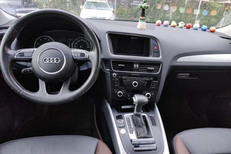Used Audi Q5 2017 Plus 40 TFSI Technology Model Center Console