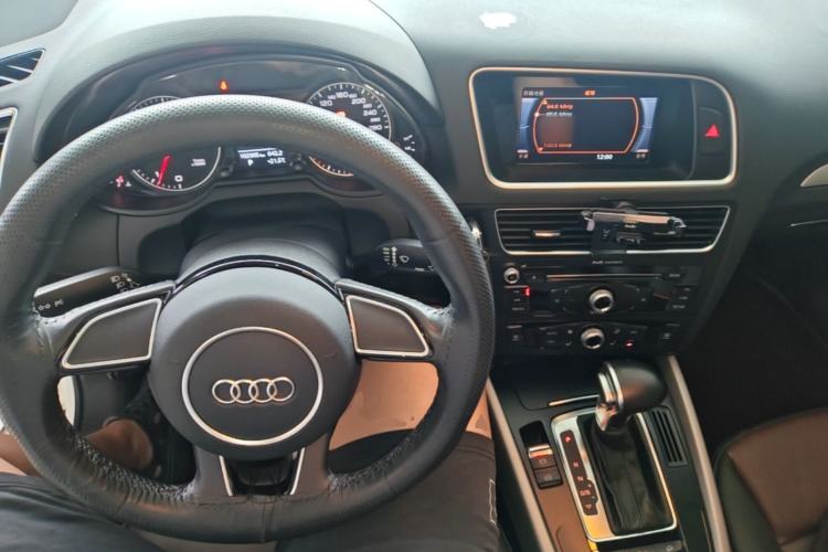Used Audi Q5 2017 40 TFSI Ambition Edition Center Console