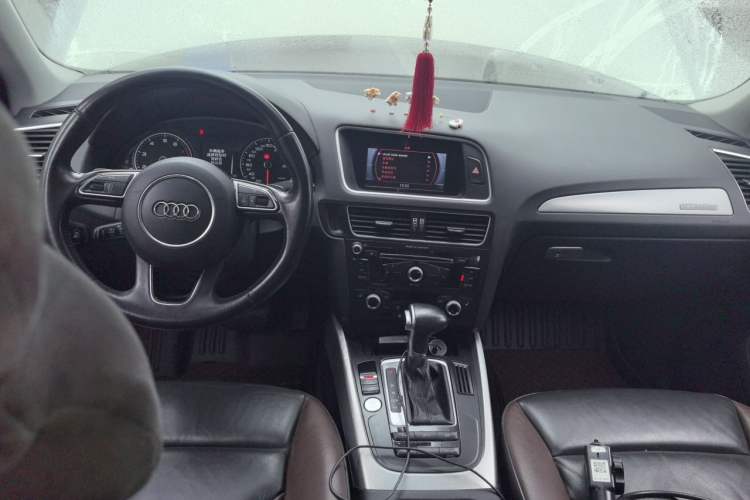 Used Audi Q5 2017 40 TFSI Technology Edition Center Console