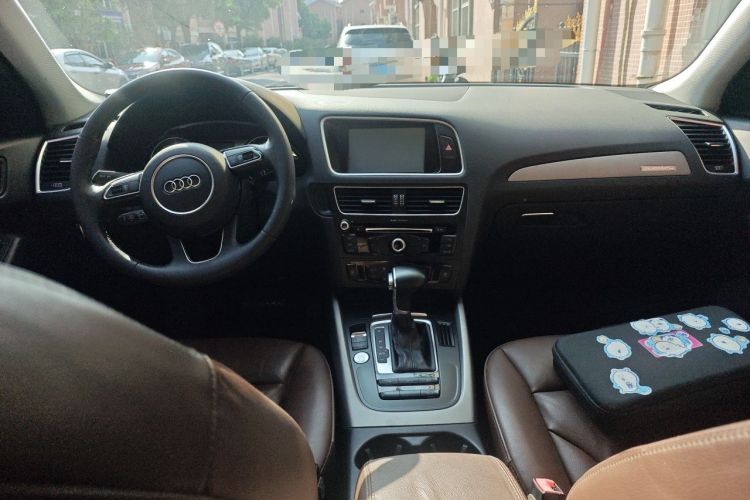 Used Audi Q5 2017 Plus 40 TFSI Ambition Model Center Console