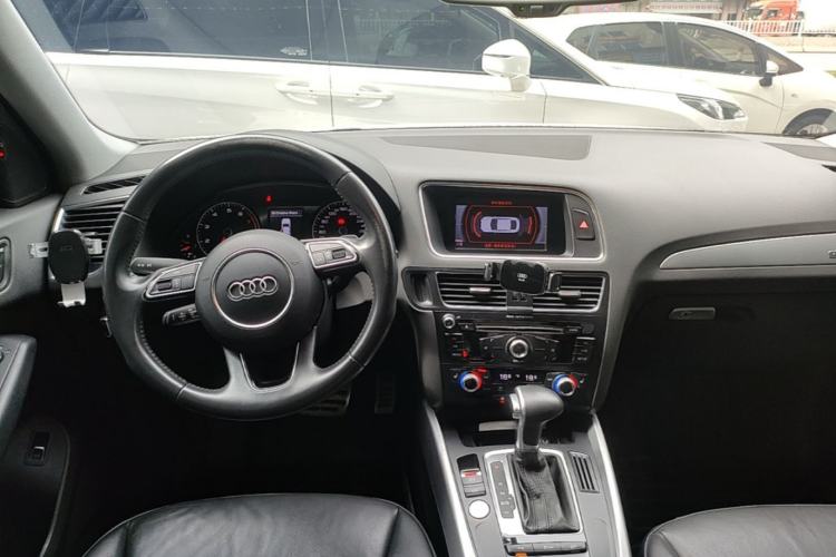 Used Audi Q5 2017 40 TFSI Technology Edition Center Console