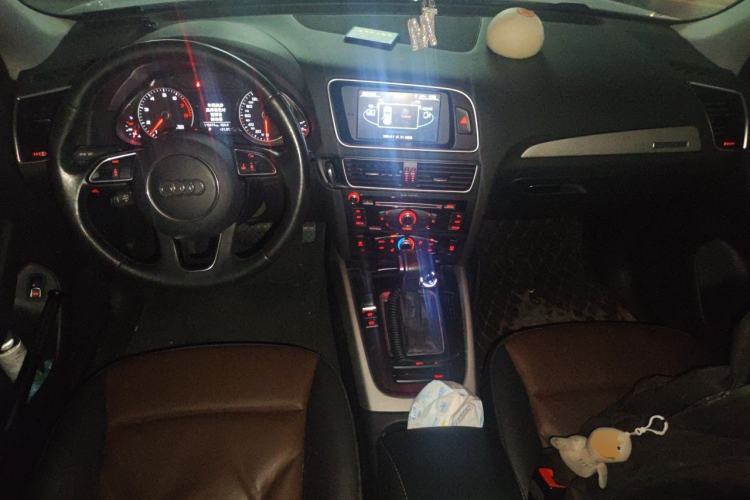 Used Audi Q5 2017 40 TFSI Ambition Edition Center Console