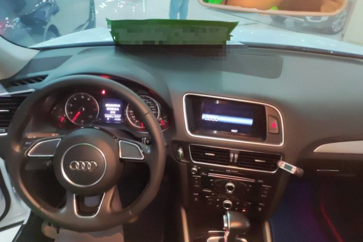 Used Audi Q5 2017 Plus 40 TFSI Ambition Model Center Console