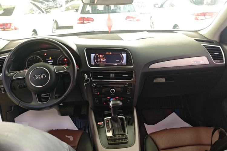 Used Audi Q5 2017 40 TFSI Ambition Edition Center Console