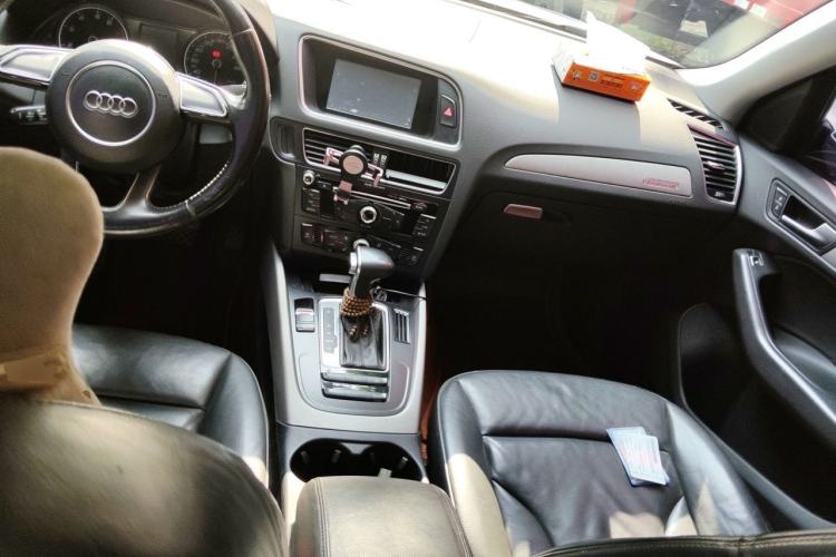 Used Audi Q5 2017 Plus 40 TFSI Ambition Model Center Console