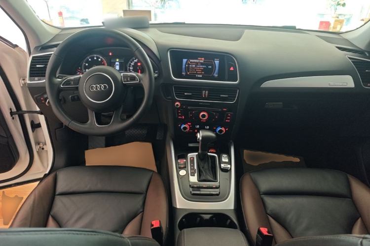 Used Audi Q5 2017 Plus 40 TFSI Technology Model Center Console