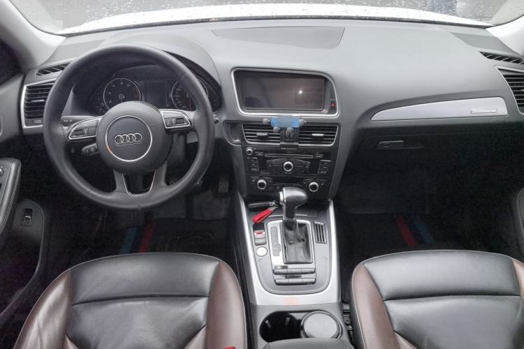 Used Audi Q5 2017 Plus 40 TFSI Technology Model Center Console