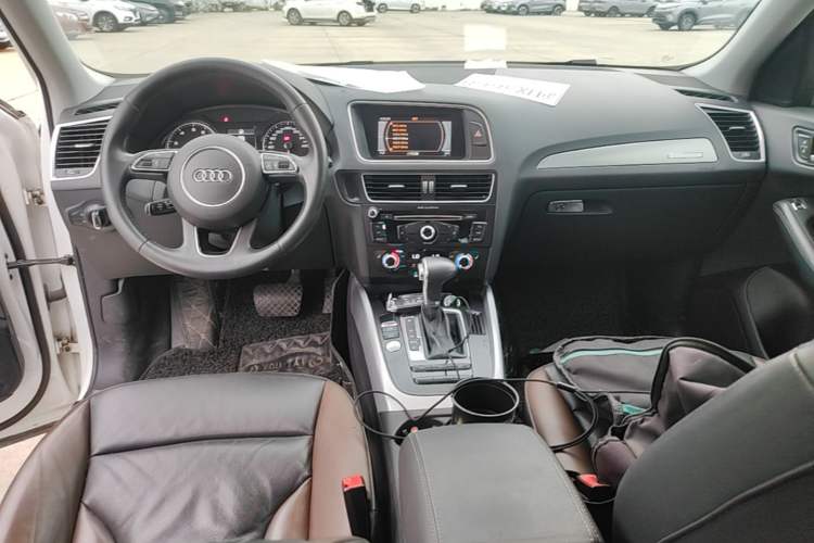 Used Audi Q5 2017 Plus 40 TFSI Technology Model Center Console