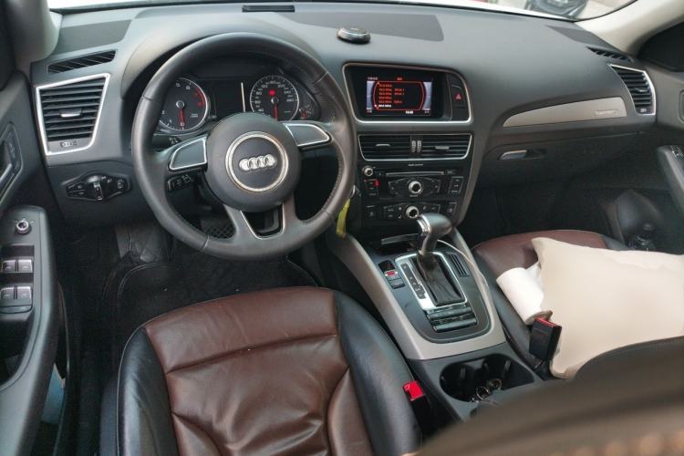 Used Audi Q5 2017 Plus 40 TFSI Ambition Model Center Console