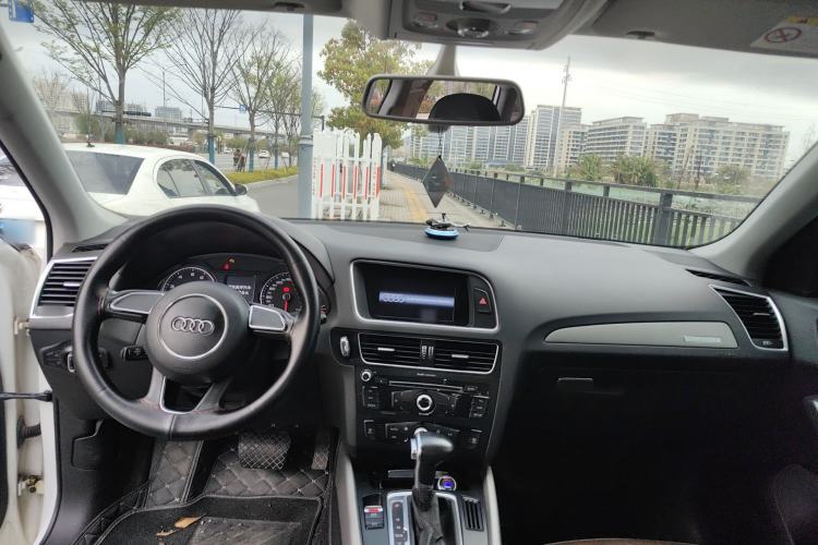 Used Audi Q5 2017 40 TFSI Ambition Edition Center Console