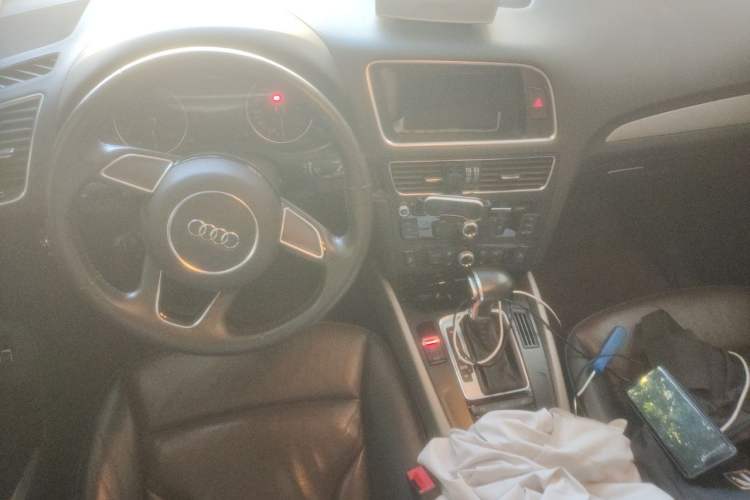 Used Audi Q5 2017 Plus 40 TFSI Ambition Model Center Console
