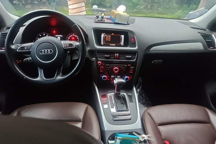 Used Audi Q5 2017 40 TFSI Technology Edition Center Console