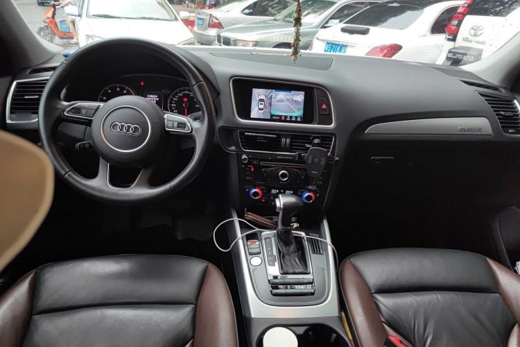 Used Audi Q5 2017 Plus 40 TFSI Technology Model Center Console