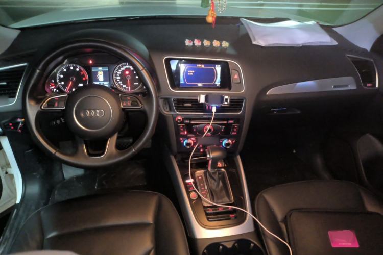 Used Audi Q5 2017 Plus 40 TFSI Technology Model Center Console