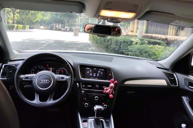 Used Audi Q5 2017 40 TFSI Technology Edition Center Console