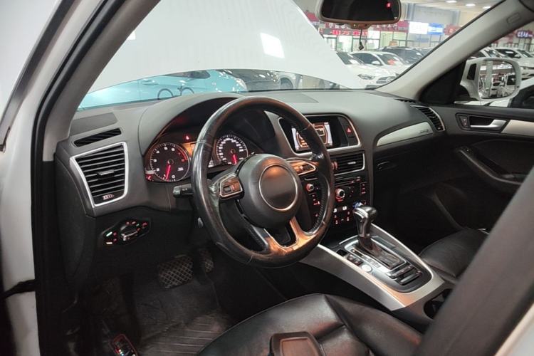 Used Audi Q5 2017 40 TFSI Technology Edition Center Console