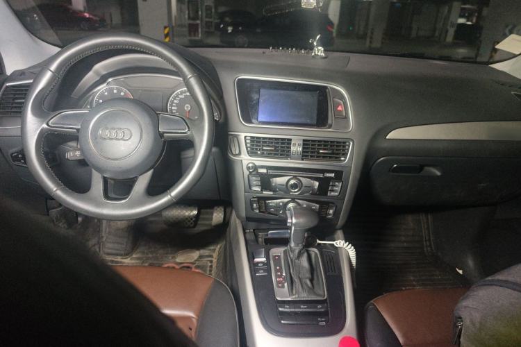 Used Audi Q5 2017 Plus 40 TFSI Ambition Model Center Console