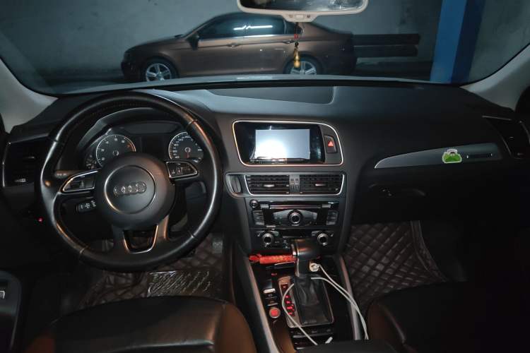 Used Audi Q5 2017 40 TFSI Technology Edition Center Console
