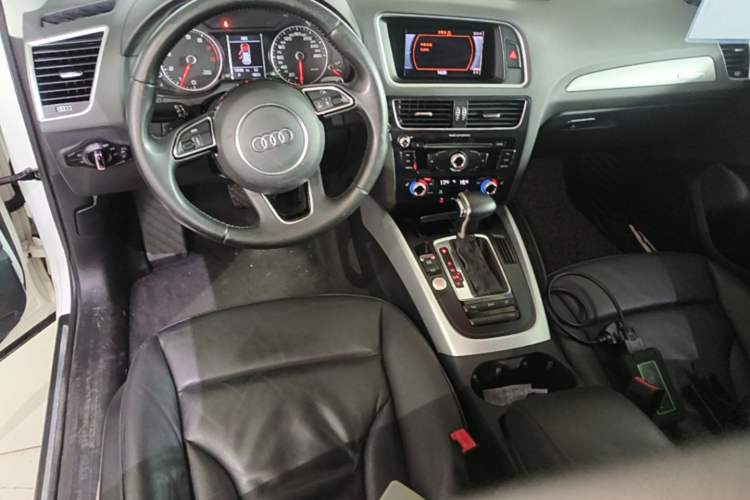 Used Audi Q5 2017 40 TFSI Technology Edition Center Console