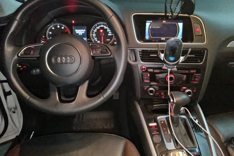 Used Audi Q5 2017 Plus 40 TFSI Technology Model Center Console