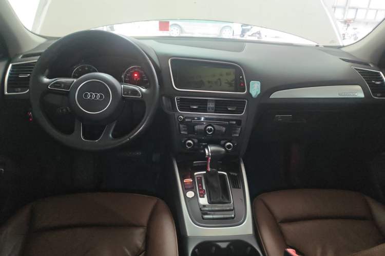 Used Audi Q5 2017 40 TFSI Technology Edition Center Console