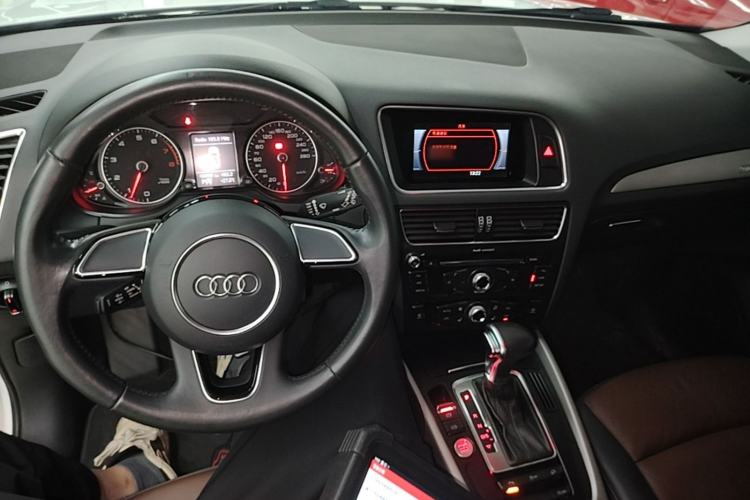 Used Audi Q5 2017 Plus 40 TFSI Ambition Model Center Console