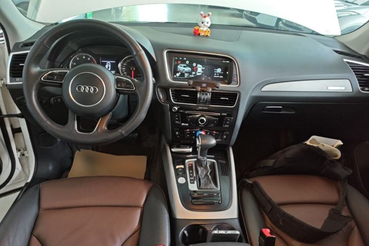 Used Audi Q5 2017 Plus 40 TFSI Technology Model Center Console