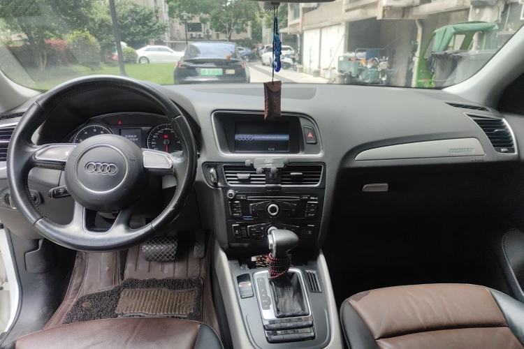 Used Audi Q5 2017 Plus 40 TFSI Ambition Model Center Console
