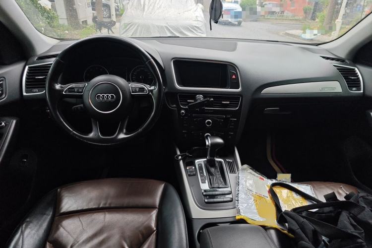 Used Audi Q5 2017 40 TFSI Ambition Edition Center Console