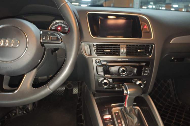 Used Audi Q5 2017 Plus 40 TFSI Technology Model Center Console