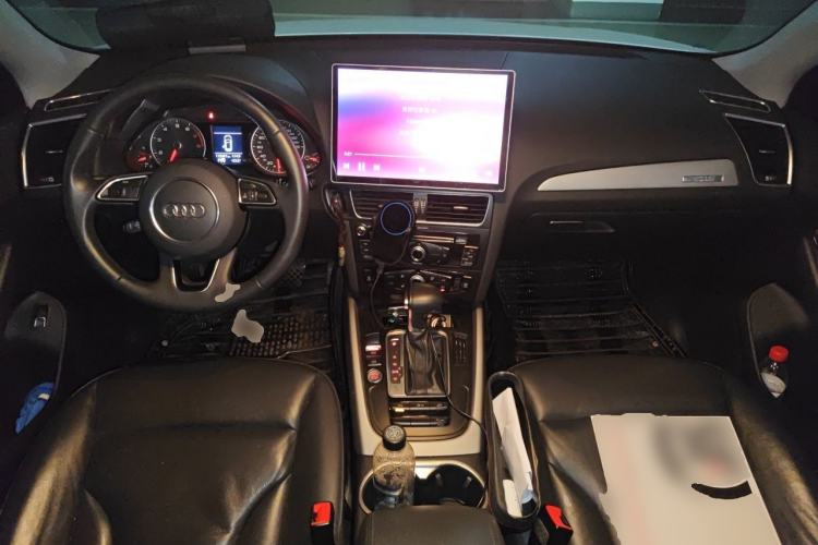 Used Audi Q5 2017 Plus 40 TFSI Ambition Model Center Console