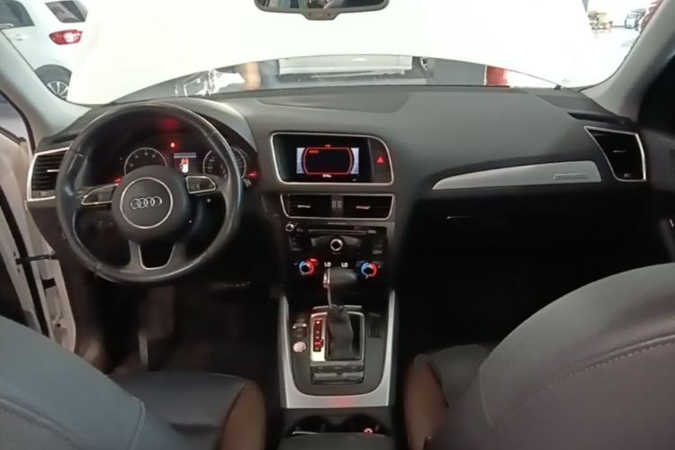 Used Audi Q5 2017 Plus 40 TFSI Technology Model Center Console