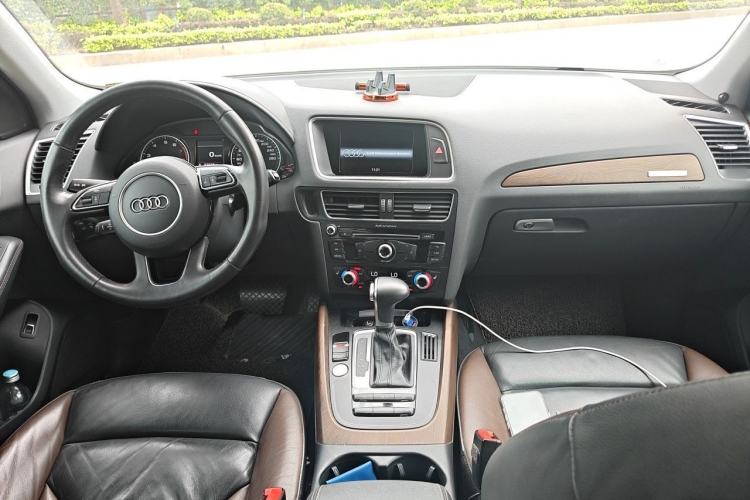 Used Audi Q5 2017 40 TFSI Technology Edition Center Console