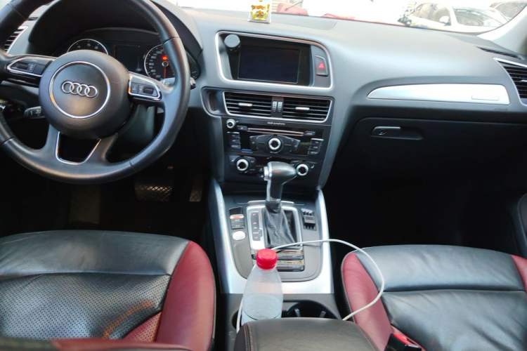 Used Audi Q5 2017 Plus 40 TFSI Technology Model Center Console